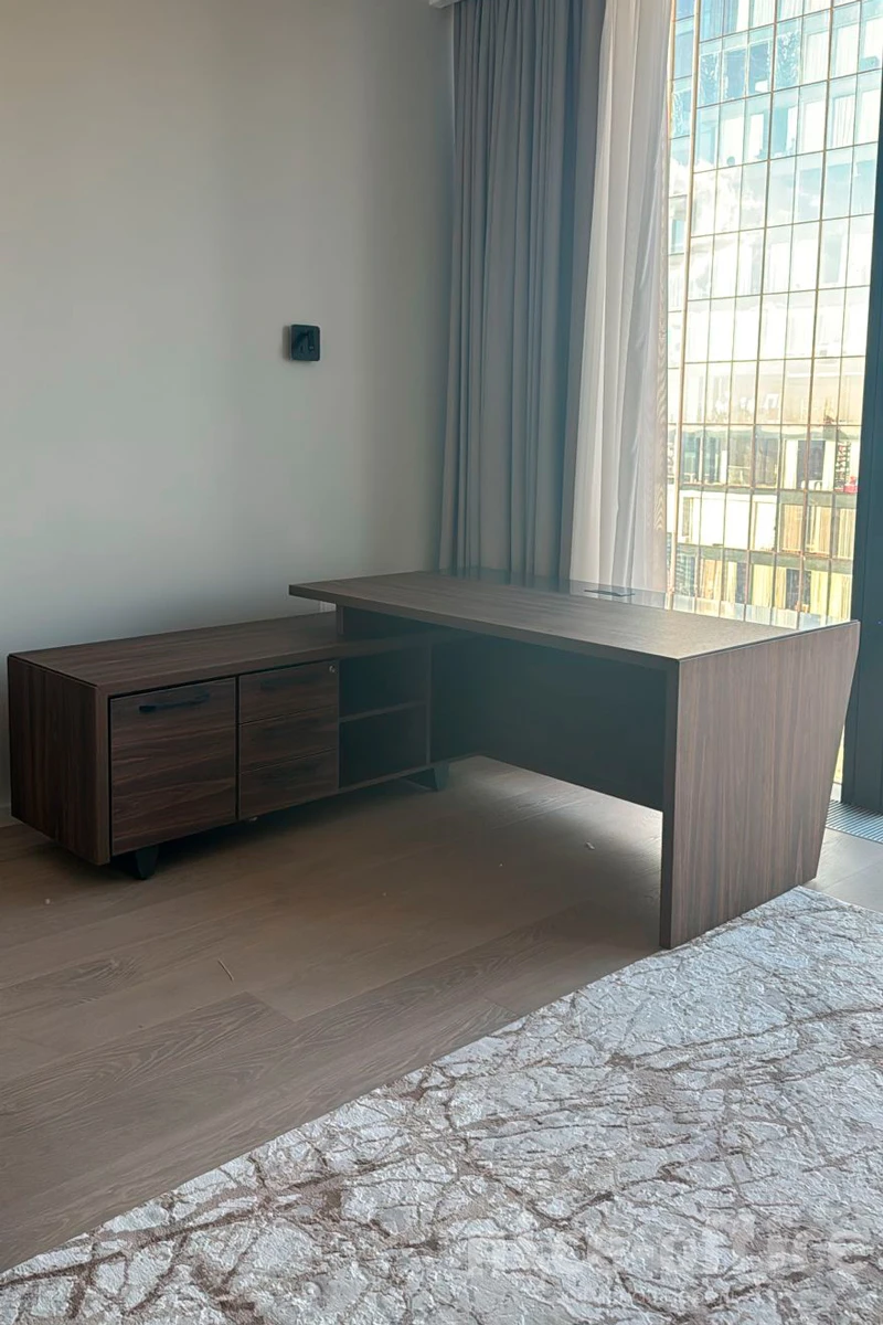 Стол для руководителя с опорной тумбой, левый 180 Corner фото в интерьере 1