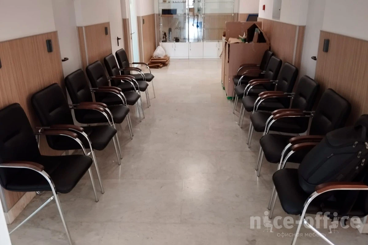 Стул Самба с деревянными подлокотниками SMB-02H Хром гальв. фото в интерьере 2